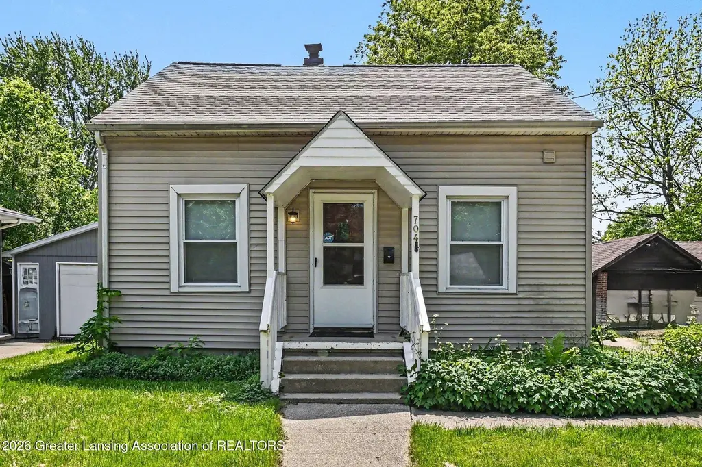 704 Kenwood Ave