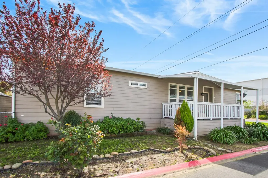 31 Village Green Dr