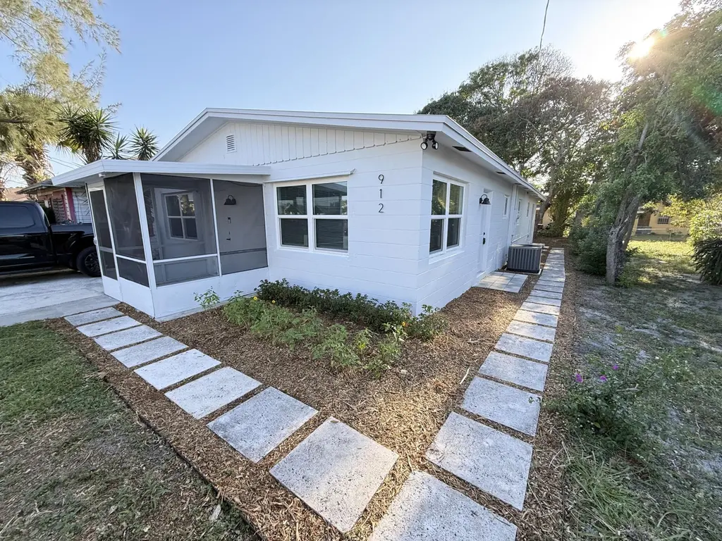 912 SE Tarpon Ave