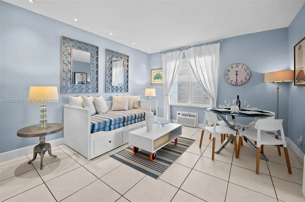 3030 Collins Ave Unit 4E