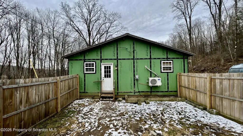 305 Mountain Rd