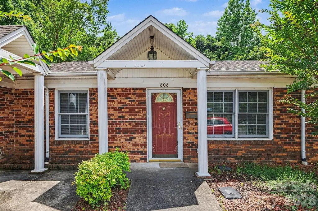 808 Floyd Ln