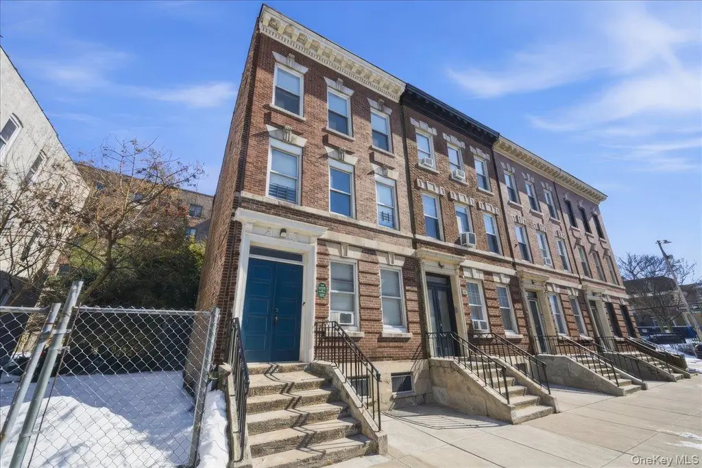 92 Elliott Ave