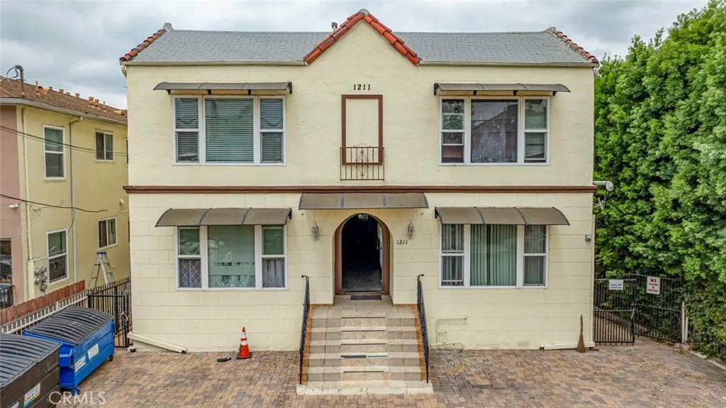 1211 N Kenmore