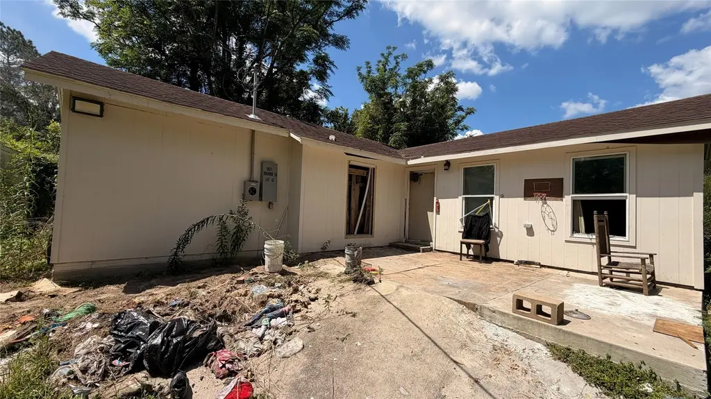 9621 Dogwood Ln