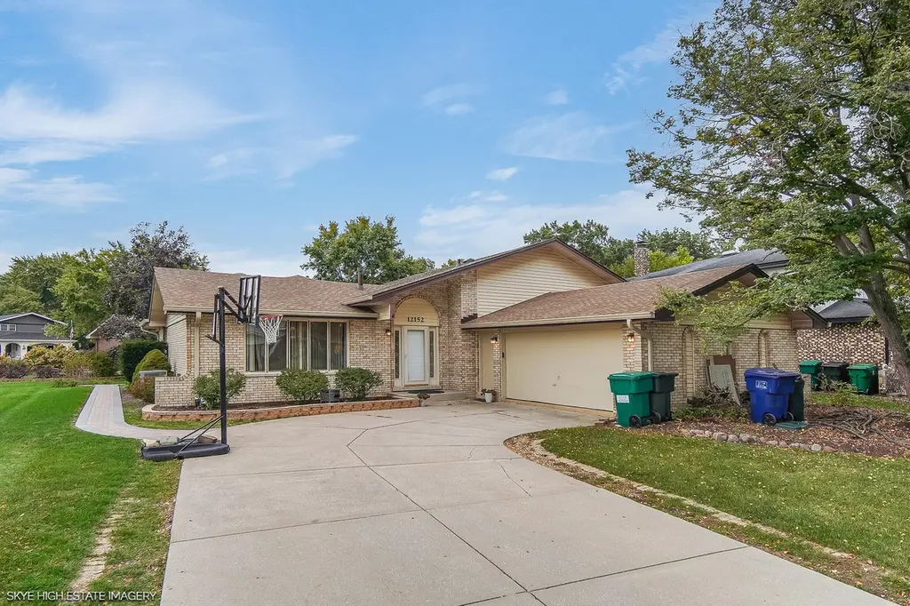 12152 Forestview Dr