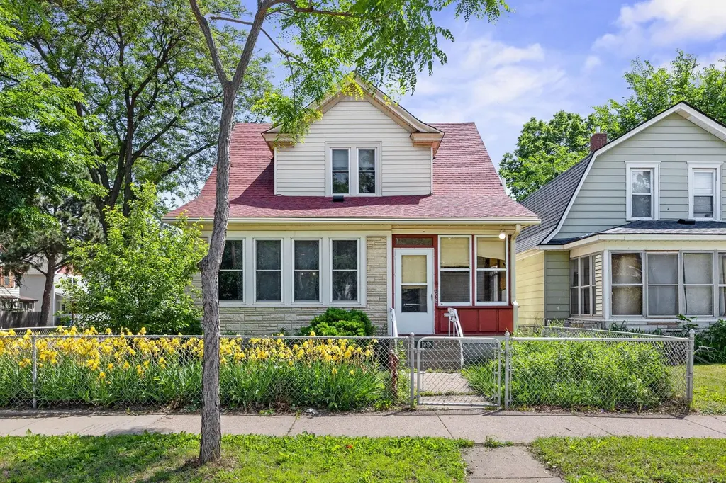 898 Western Ave N