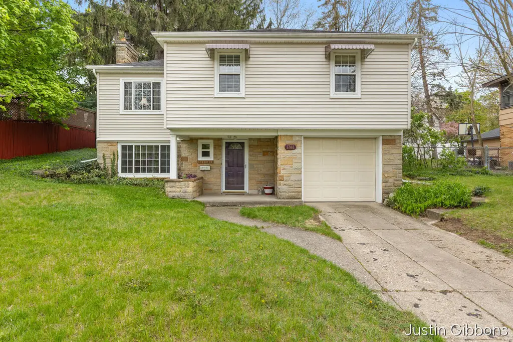 1708 Hiawatha Rd SE