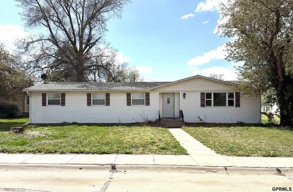 305 N Maple St N