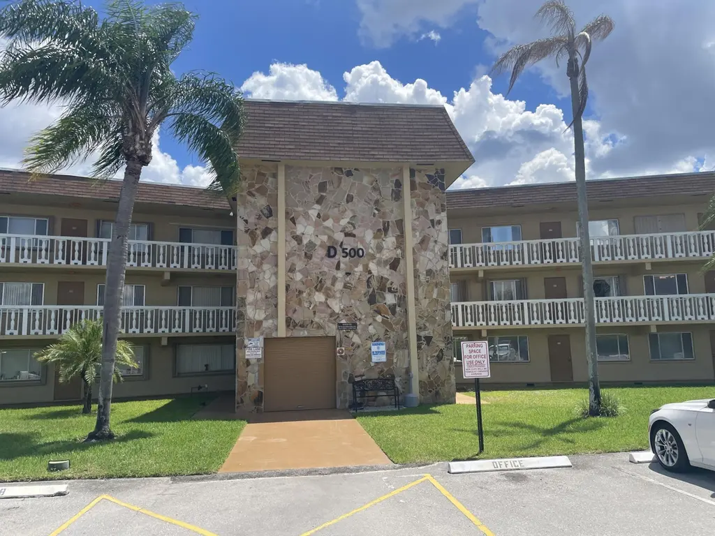 500 W Village Green Cir W #212