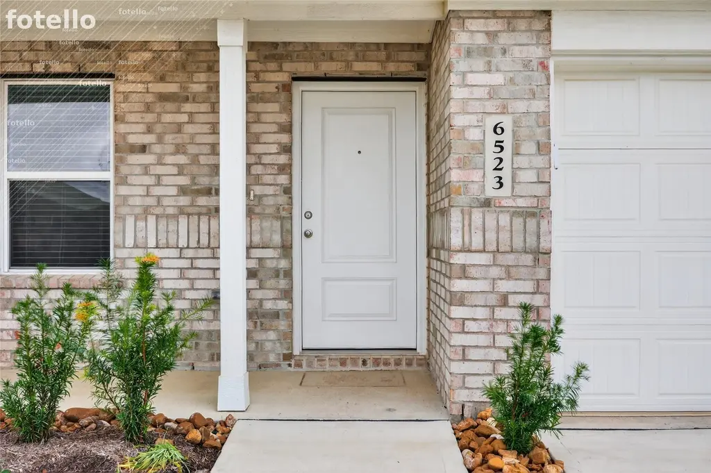 6523 Water Oak Green Ln