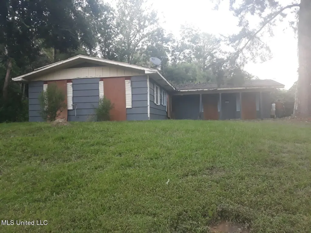 1676 Smallwood St