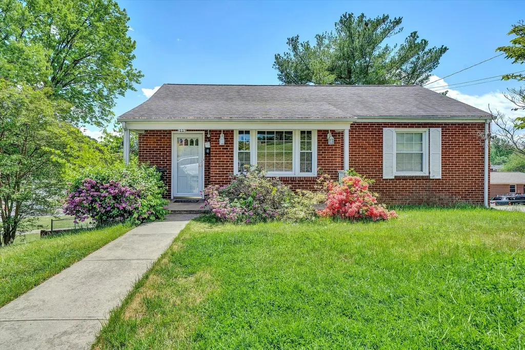 1223 Jeanette Ave
