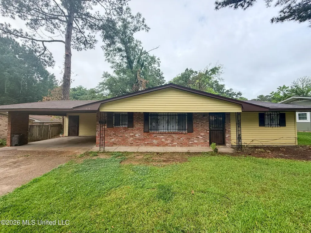 939 Pine Lake Dr