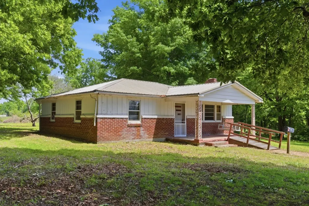 3962 Highway 70 W