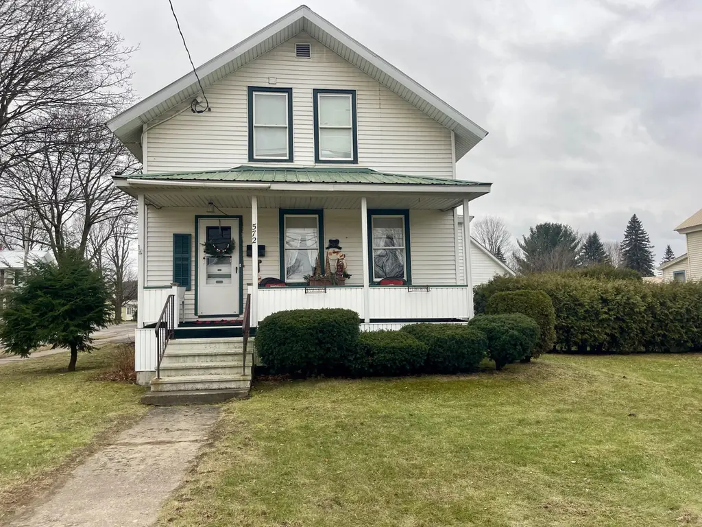 572 E Main St. St
