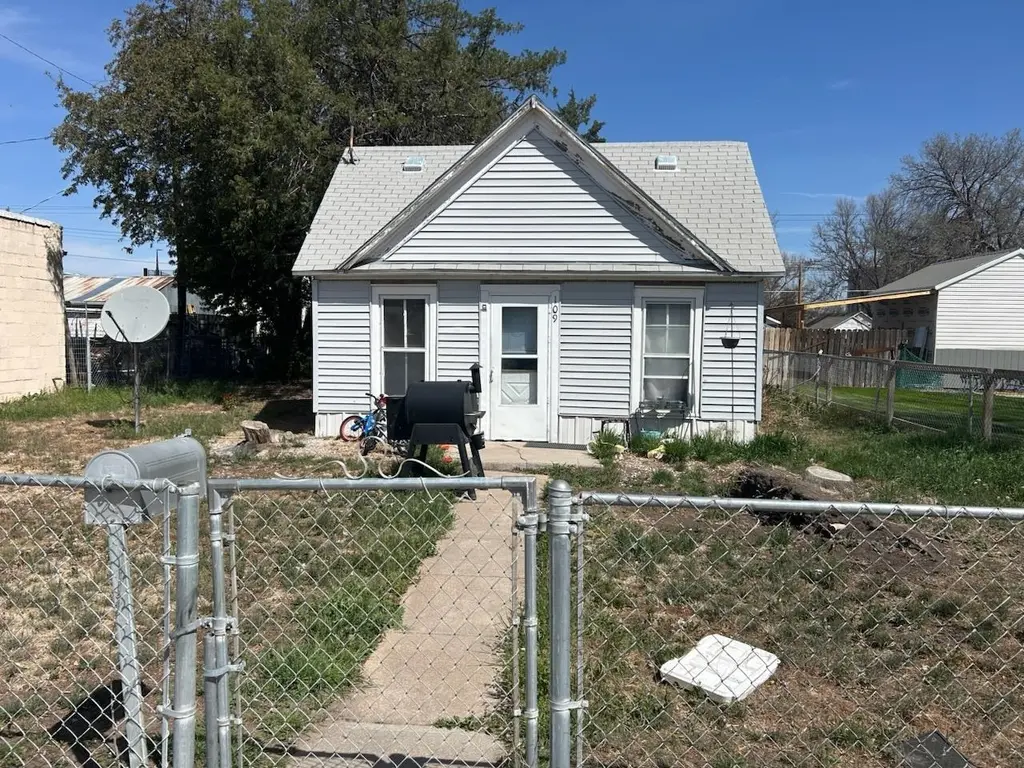 109 E 2nd St