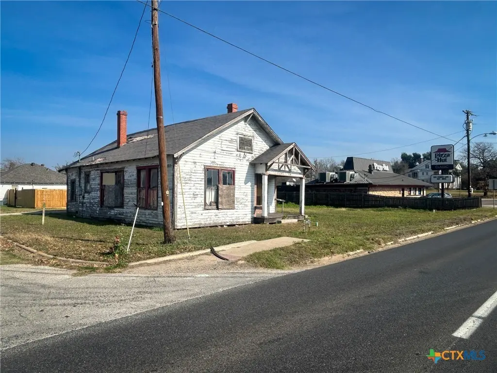608 W 4th St