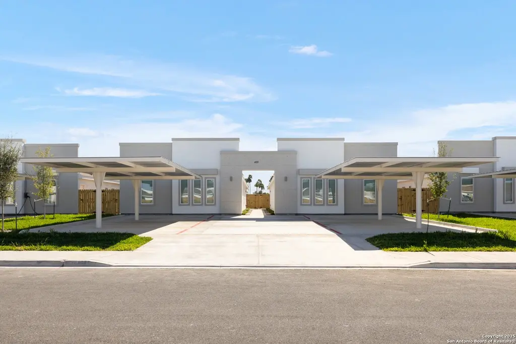 435 Medina Ln