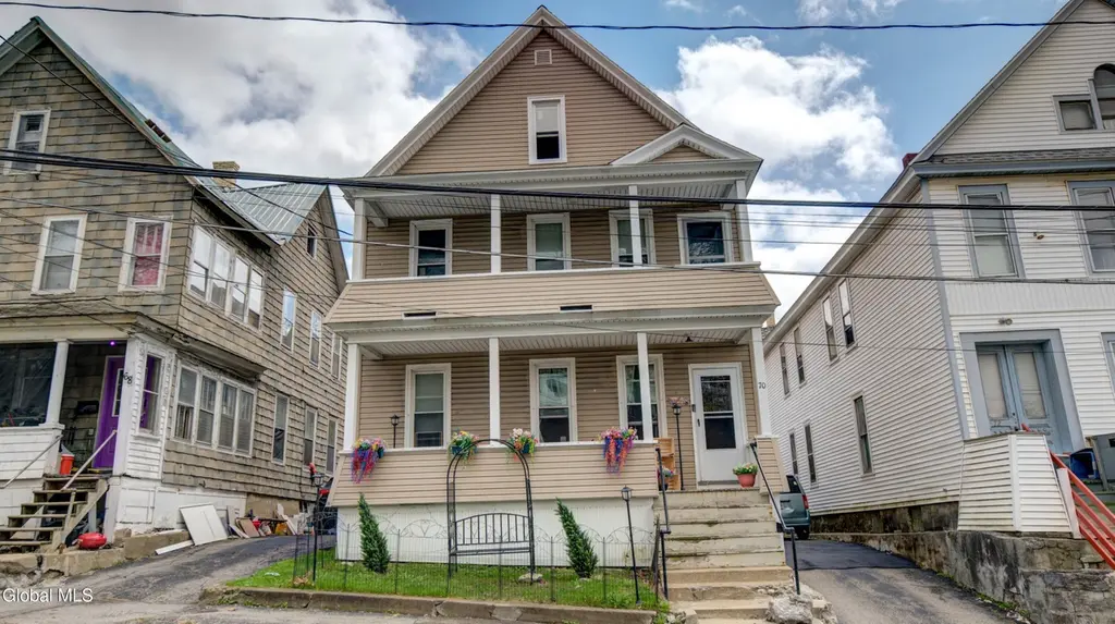 70 Reid St
