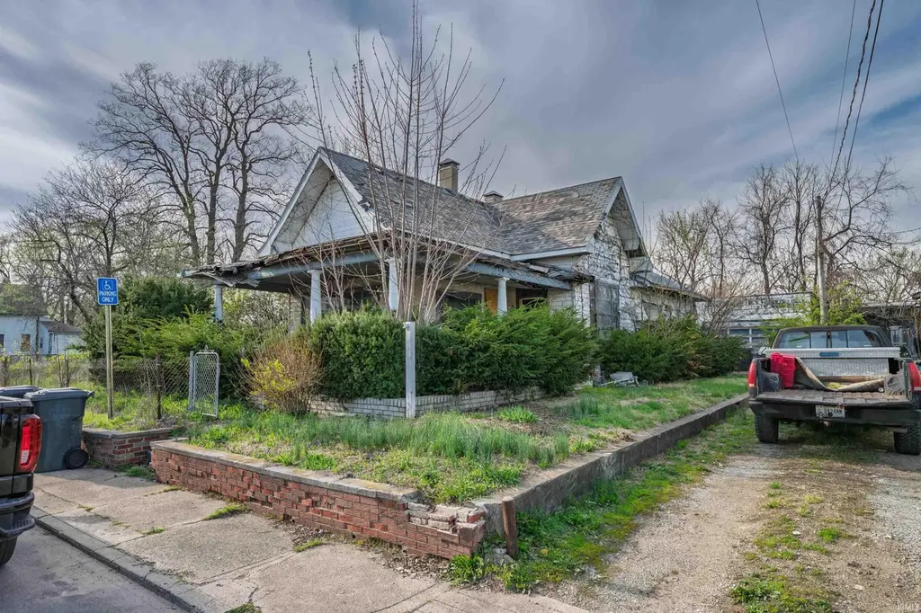 118 W 16th St