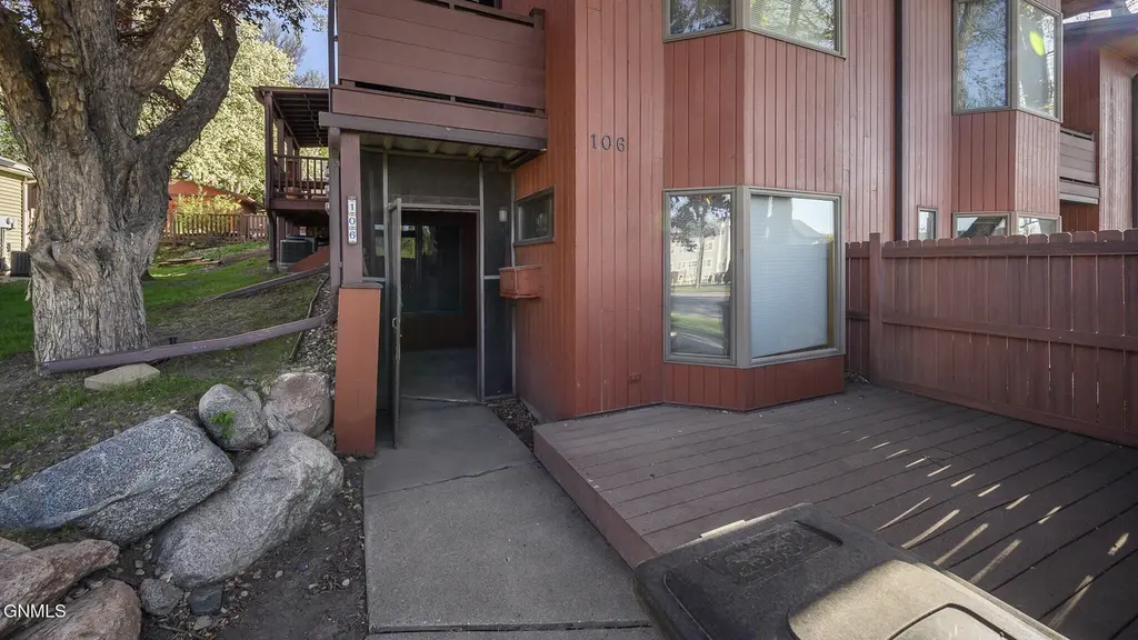 106 Rosser Ave