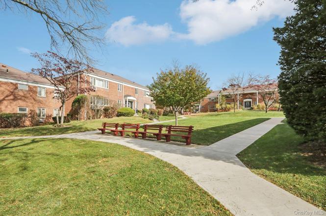 40 Lawrence Dr Unit A