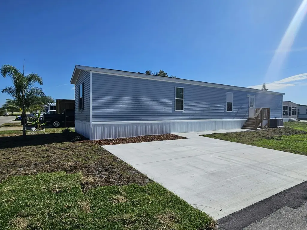 1054 Myakka Dr
