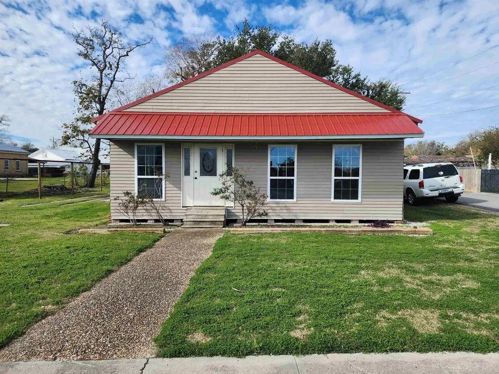 2002 South Bayou Dr