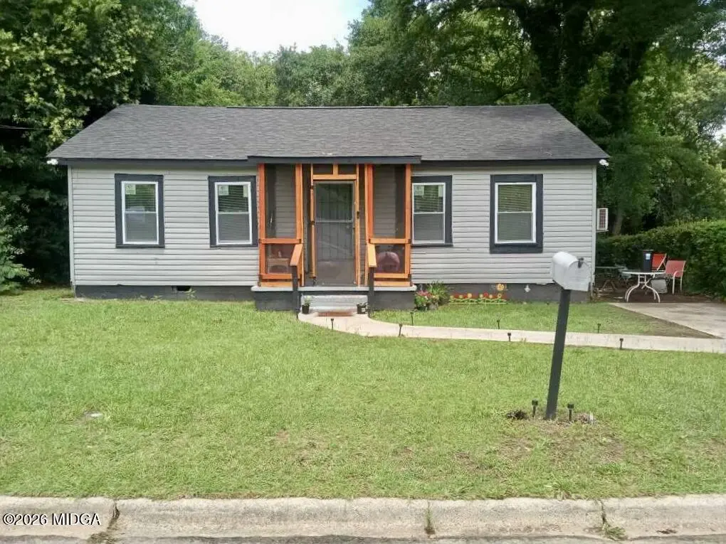 791 Lynmore Ave