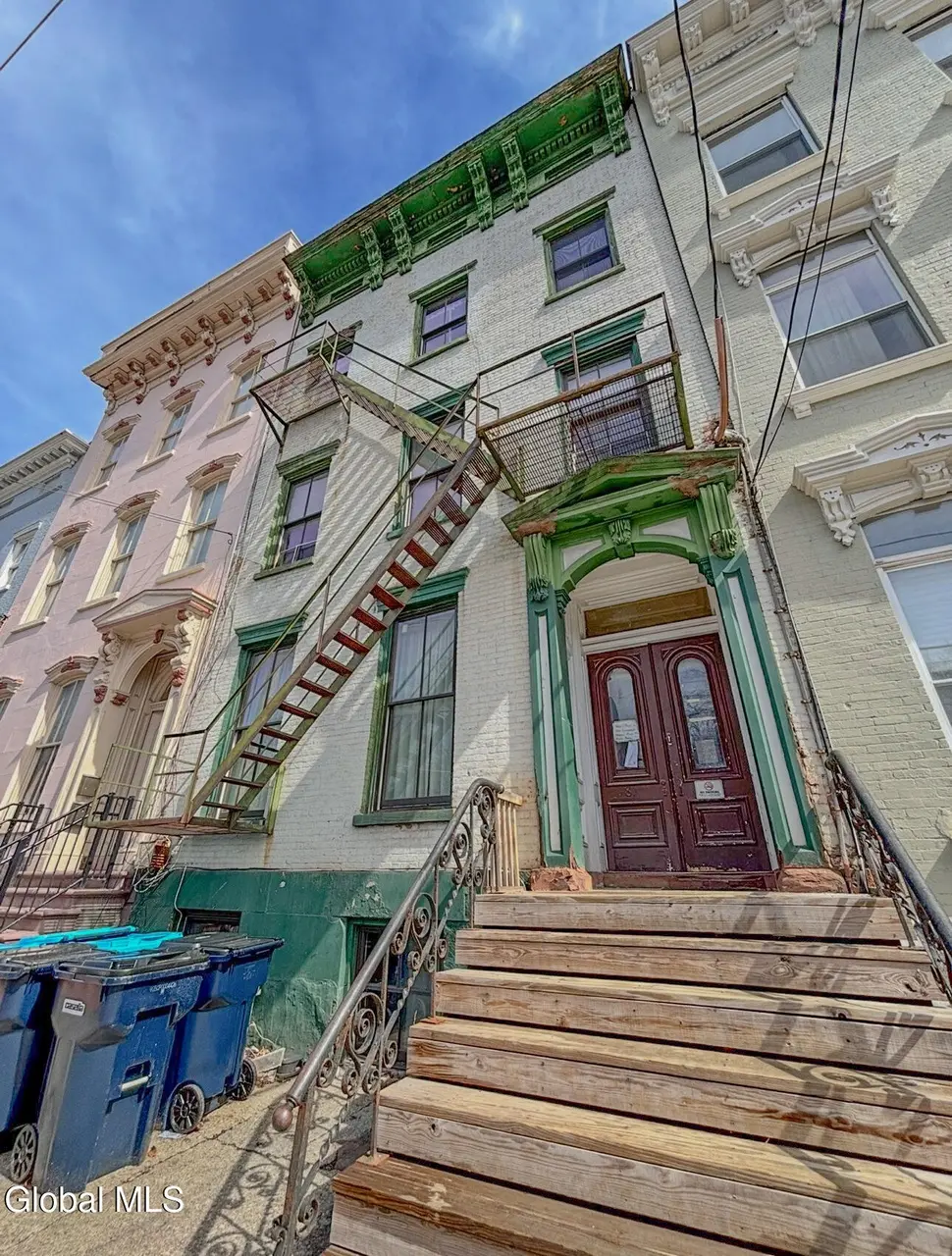 81 Ten Broeck St