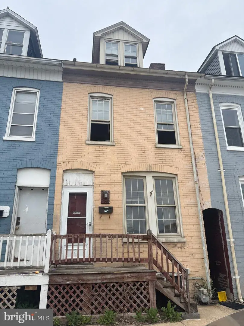 633 York St