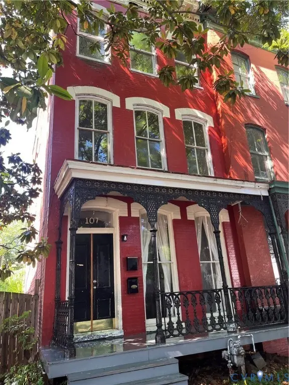 107 W Clay St