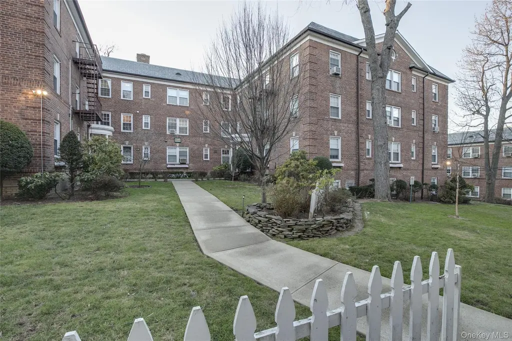 19 Schenck Ave Unit 1G