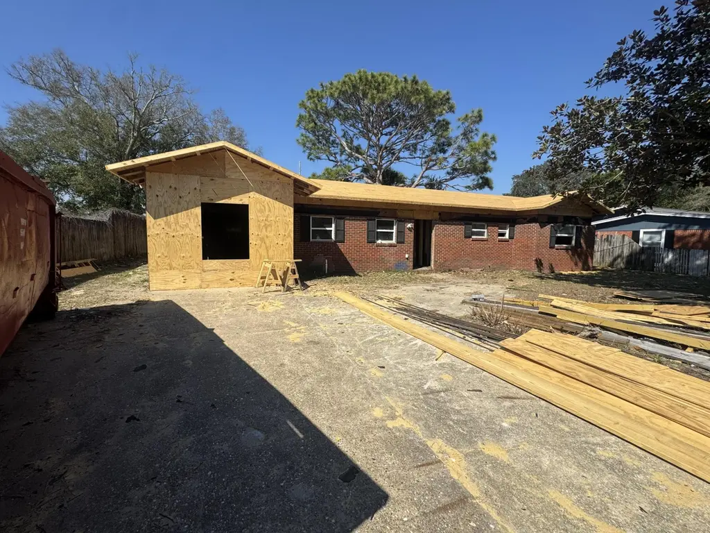 57 NW Hemlock Dr