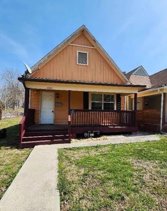 2203 Agnes Ave