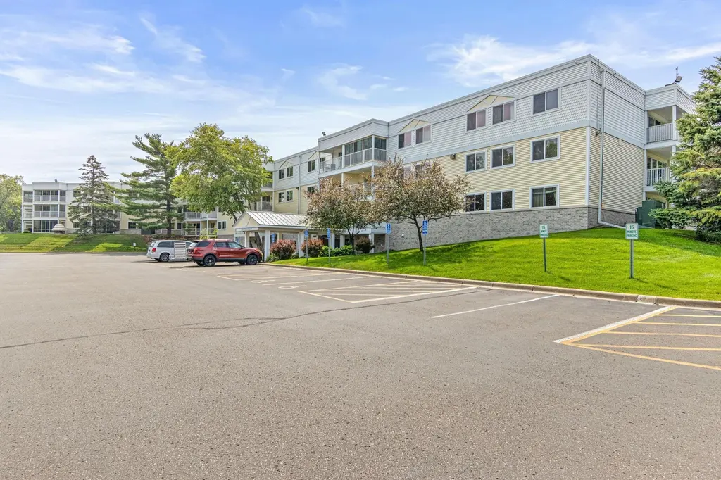132 Demont Ave E #136