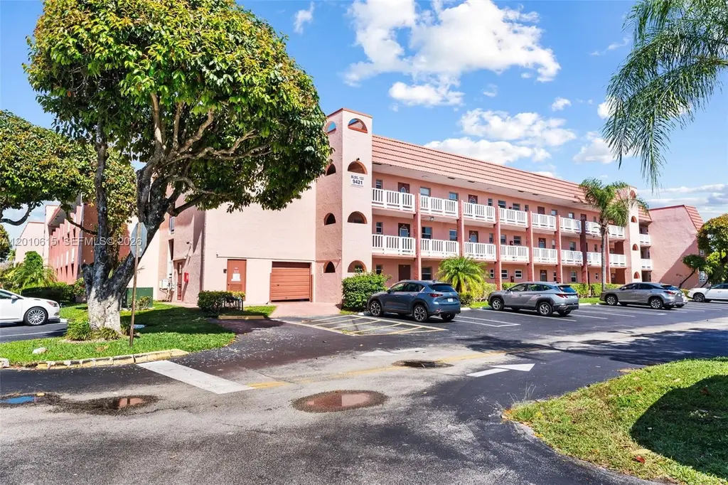 9421 Sunrise Lakes Blvd #208