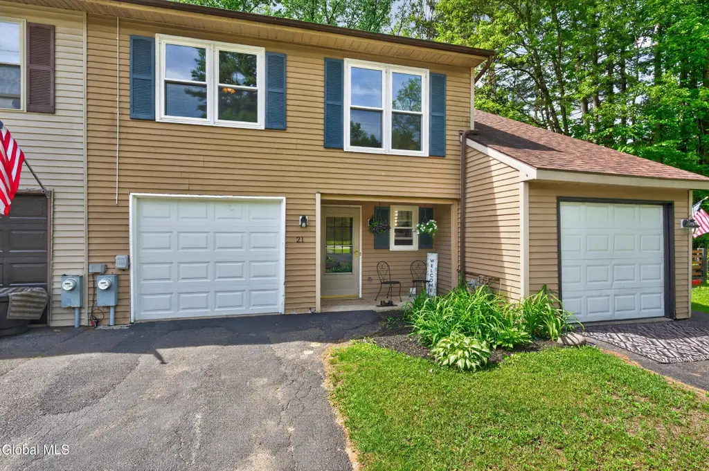 21 Whispering Pines Rd