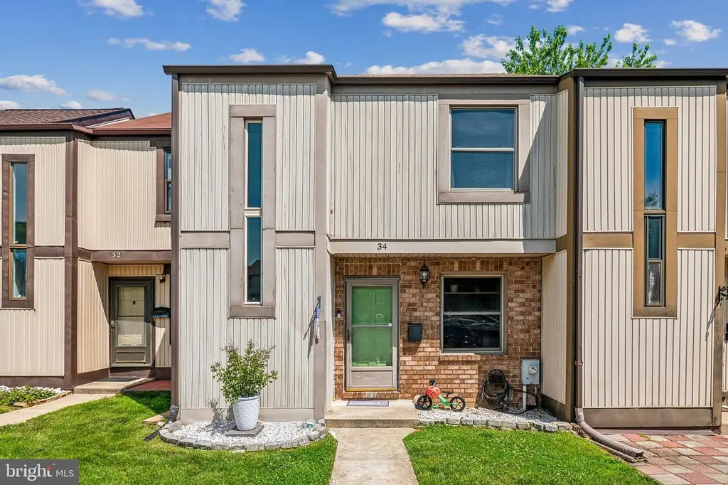 34 Helmsman Ct