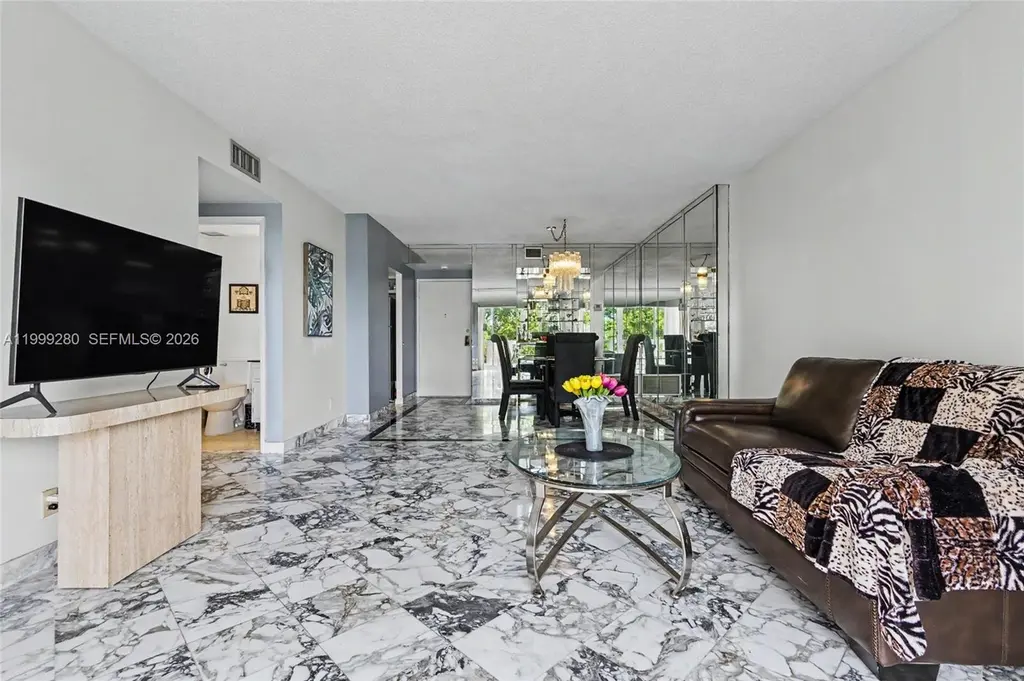 4330 Hillcrest Dr #405