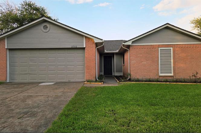 2702 N Brompton Dr