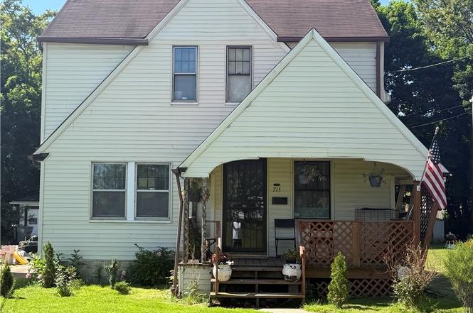 715 Roxbury Ave