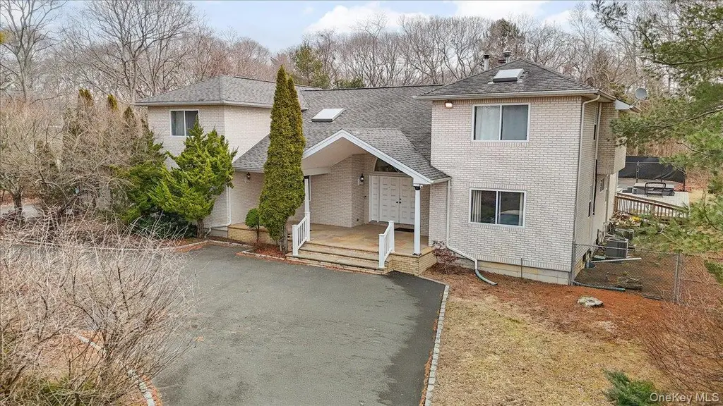 24 Wisteria Dr