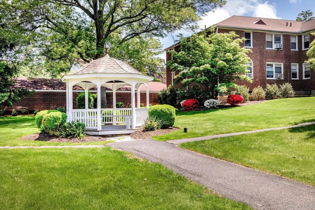 175 Bryant Ave Unit 1I