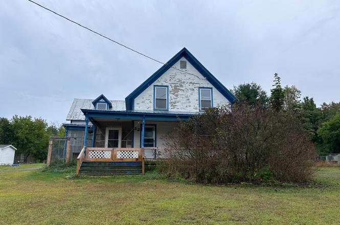 32 River St