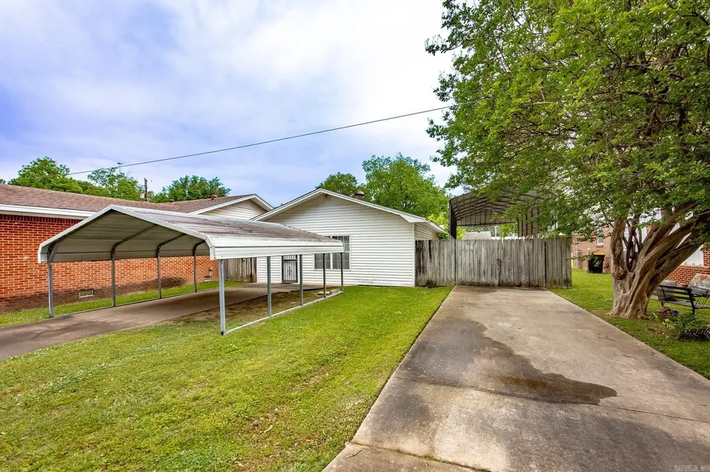 1003 E Homan