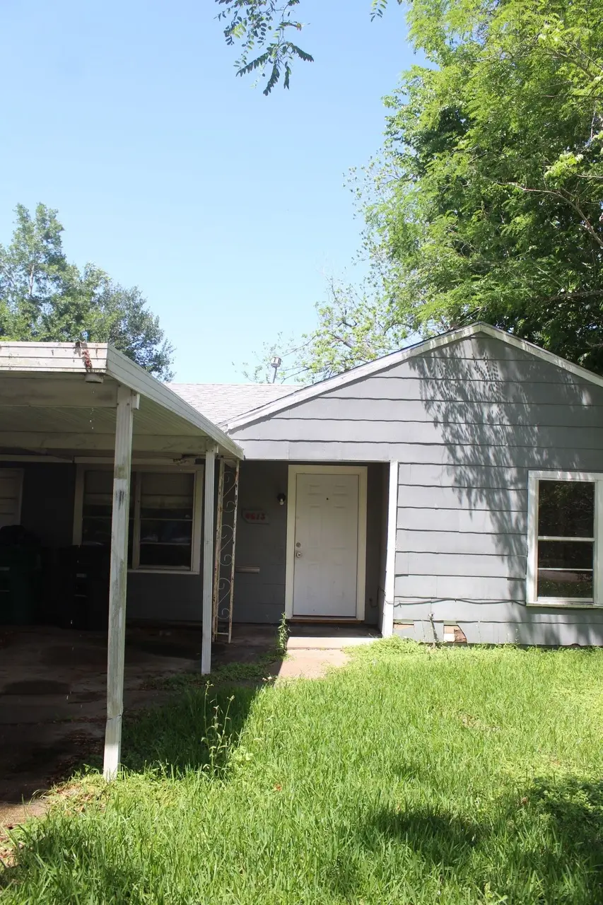 4813 Angleton St