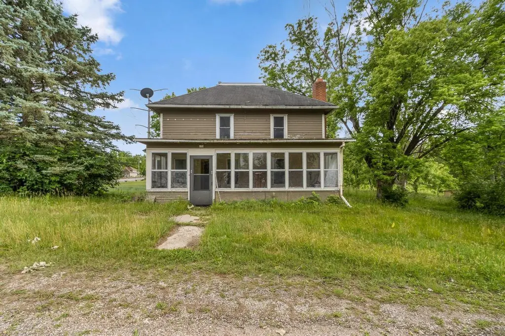 230 E Van Buren St