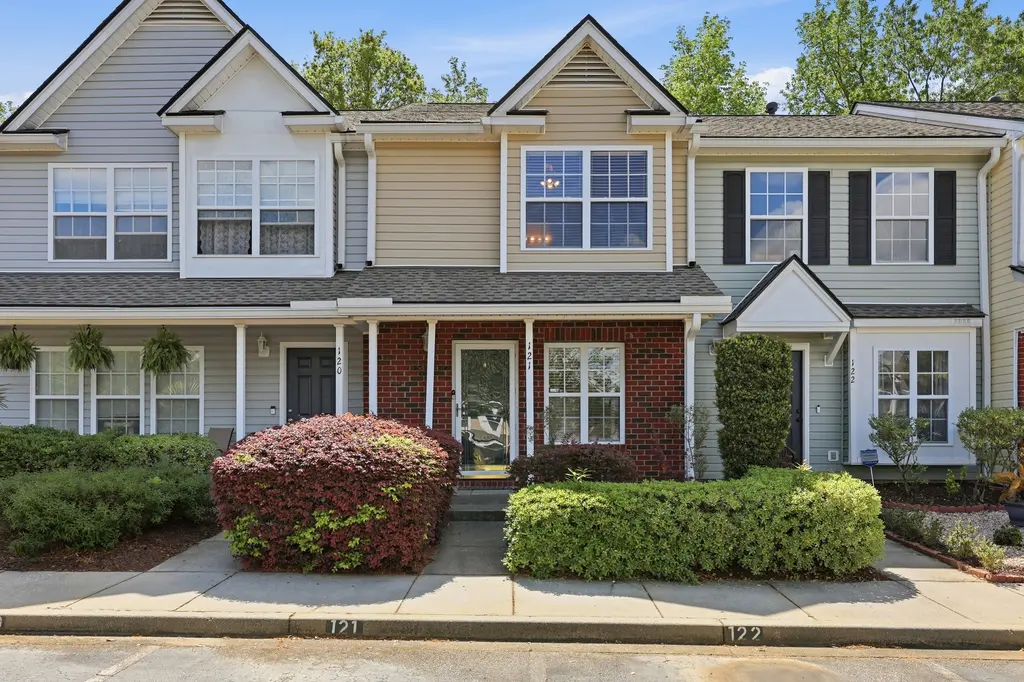 121 Hornby Cir